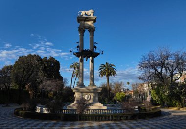 Maria Luisa Parkı, Seville 'deki keşiflerin anıtı, üzerinde mavi gökyüzünün altında bir aslan heykeli - SEVILLE, SPAIN - 25 Mart 2025
