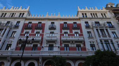 Balkonlu geleneksel mimari ve süslü detaylar İspanya 'nın Sevilla kentindeki binaların cephesini süslüyor ve SEVILLE, SPAIN - 25 Mart 2025