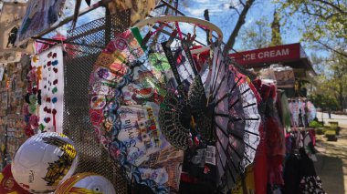 Geleneksel el hayranları ve İspanya 'nın Seville kentindeki bir tezgahta asılı duran diğer hediyelik eşyalar güneşli bir günde turistleri bekliyorlar - SEVILLE, SPAIN - 25 Mart 2025