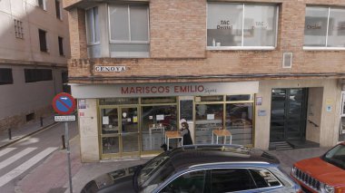 İspanya 'nın Sevilla kentindeki geleneksel İspanyol barı Mariscos Emilio' nun dışında rahatlatıcı bir anın tadını çıkaran kadın, kentin canlı atmosferine -SEVILLE, SPAIN - 25 Mart 2025