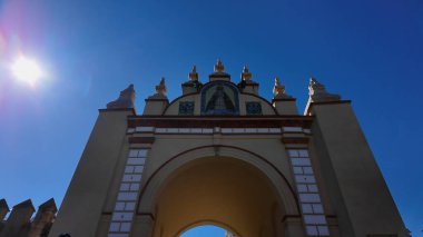 İspanya 'nın Sevilla kentindeki tarihi şehir kapısı Puerta de la Macarena' nın alçak açılı manzarası canlı mavi gökyüzüne karşı güneşlenmiştir - SEVILLE, SPAIN - 25 Mart 2025