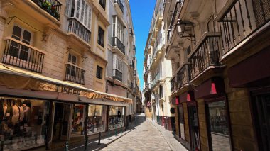 Cadiz, Endülüs, İspanya 'nın tarihi merkezindeki pitoresk bir caddeyi tanımlayan geleneksel mimari - CADIZ, SPAIN - 26 Mart 2025