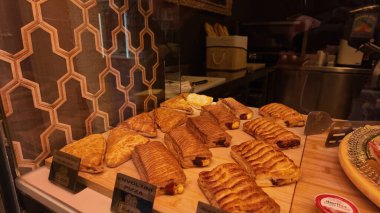 Puf böreği, pizza ruloları ve diğer lezzetli atıştırmalıklar İspanya 'nın Cadiz kentindeki fırın vitrininden müşterileri cezbediyor - CADIZ, SPAIN - 26 Mart 2025