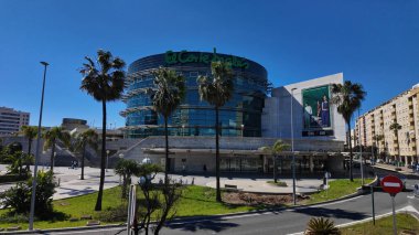 Bahia de Cadiz Modern alışveriş merkezi, cam cepheli ve büyük reklamlı, İspanya 'nın Cadiz kentinde yer alan, kentsel faaliyet ve canlı ticari merkez - CADIZ, SPAIN - 26 Mart 2025