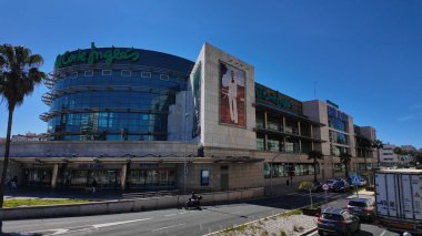 Bahia de Cadiz Modern alışveriş merkezi, cam cepheli ve büyük reklamlı, İspanya 'nın Cadiz kentinde yer alan, kentsel faaliyet ve canlı ticari merkez - CADIZ, SPAIN - 26 Mart 2025