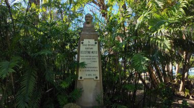 İspanya 'nın Cadiz kentindeki bir parktaki botanikçi Celestino Mutis' e adanmış taş anıt, palmiye ağaçları ve diğer bitkilerle çevrili - CADIZ, SPAIN - 26 Mart 2025