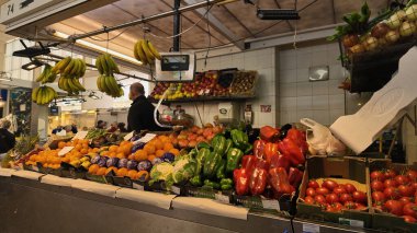 İspanya 'nın Cadiz kentindeki bir pazarda renkli meyve ve sebzeler düzenleyen manav - CADIZ, SPAIN - 26 Mart 2025