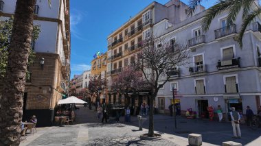 İnsanlar Cadiz, İspanya 'da güneşli bir bahar gününün keyfini çıkarıyorlar - CADIZ, SPAIN - 26 Mart 2025