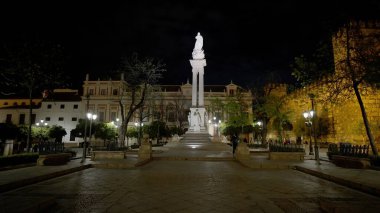 İspanya 'nın Sevilla şehrinde, Plaza del Triunfo' da, gece vakti aydınlanan Meryem Anıtı (SEVILLE, SPAIN - 25 Mart 2025