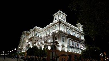 SEVILLE, SPAIN - 25 Mart 2025 'te Sevilla' daki tarihi bir binanın aydınlatma açısı düşük.