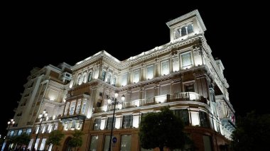 SEVILLE, SPAIN - 25 Mart 2025 'te Sevilla' daki tarihi bir binanın aydınlatma açısı düşük.