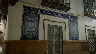Joaquin Sainz de la Maza adında ünlü bir gitarist, Sevilla, Endülüs, İspanya 'da bir binanın ön cephesini dekore ediyor - SEVILLE, SPAIN - 25 Mart 2025