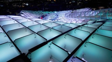 Metropol Şemsiyesi 'nin modern mimarisi, İspanya' nın Sevilla şehrinde geceleyin mor ve mavi ışıklarla parlayan SEVILLE, SPAIN - 25 Mart 2025