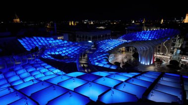 Metropol Şemsiyesi 'nin modern mimarisi, İspanya' nın Sevilla şehrinde geceleyin mor ve mavi ışıklarla parlayan SEVILLE, SPAIN - 25 Mart 2025