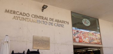 İspanya 'nın Cadiz kentinde taze ürünler sunan hareketli bir pazar olan Mercado Central de Abastos Ayuntamiento de Cadiz' in manzarası - CADIZ, SPAIN - 27 Mart 2025