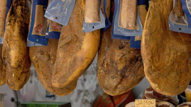 İspanya 'da bir marketin tavanında sallanan jambon bacakları - CADIZ, SPAIN - 27 Mart 2025