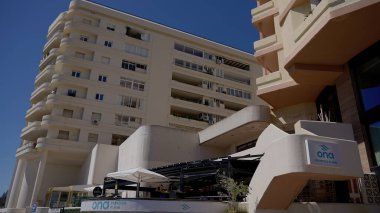 Marbella 'da açık havada oturan balkonları olan beyaz apartman binası - MARBELLA, SPAIN - 30 Mart 2025