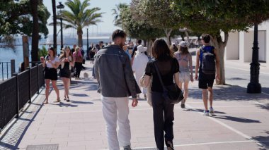 İspanya 'nın Marbella kentinde yürüyüş yapan turistler - MARBELLA, İspanya - 30 Mart 2025