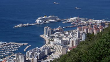 Güneşli bir günde Cebelitarık limanına varan büyük yolcu gemisi - GIBRALTAR, İngiltere - 31 Mart 2025
