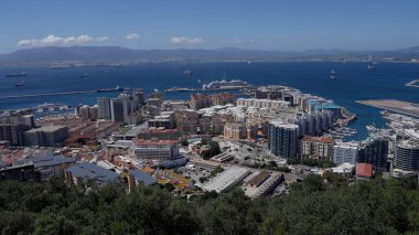 Cebelitarık şehri, limanı ve Akdeniz 'in panoramik manzarası, açık mavi gökyüzü altında - GIBRALTAR, İngiltere - 31 Mart 2025