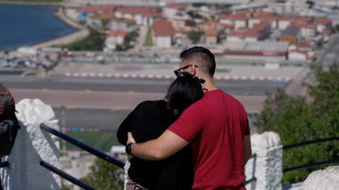 Gibraltar havaalanı pistine kucaklaşan ve bakan turistler - GIBRALTAR, İngiltere - 31 Mart 2025