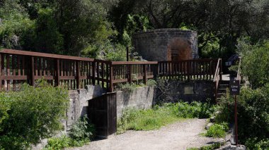 Bir kireç fırınının kalıntılarının keşfedilmesi, sakin doğal bir ortamda endüstriyel mirasın vasiyeti - GIBRALTAR, İngiltere - 31 Mart 2025