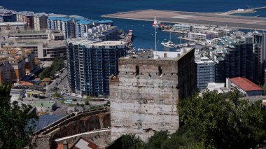 Gibraltar 'daki modern binalara, limana ve havaalanı pistine bakan Fas şatosunun kalıntıları - GIBRALTAR, İngiltere - 31 Mart 2025