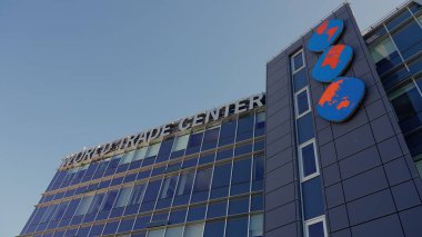 Uluslararası ticaret ve ekonomik faaliyeti temsil eden logoları olan Dünya Ticaret Merkezi 'nin modern ofis binası - GIBRALTAR, İngiltere - 31 Mart 2025