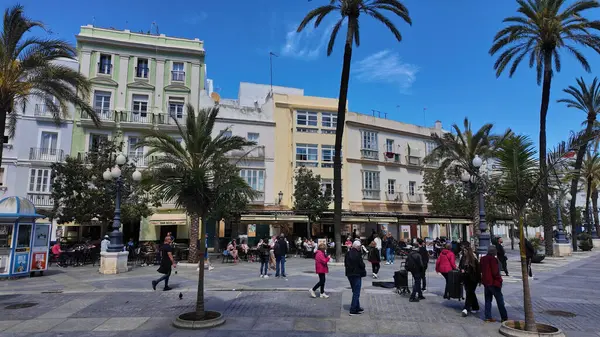 İnsanlar güneşli bir günün tadını çıkarıyor San Juan de Dios, Cadiz, İspanya - CADIZ, İspanya - 26 Mart 2025