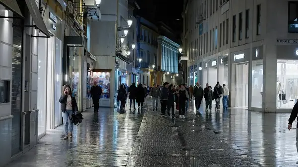 Yağmur yağdıktan sonra İspanya 'nın Sevilla şehrinde alışveriş yapanlar - SEVILLE, SPAIN - 25 Mart 2025