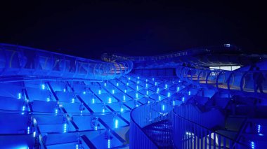 Metropol Şemsiyesi 'nin modern mimarisi, İspanya' nın Sevilla şehrinde geceleyin mor ve mavi ışıklarla parlayan SEVILLE, SPAIN - 25 Mart 2025