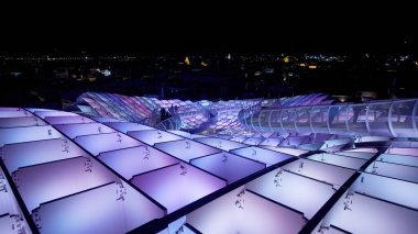 Metropol Şemsiyesi 'nin modern mimarisi, İspanya' nın Sevilla şehrinde geceleyin mor ve mavi ışıklarla parlayan SEVILLE, SPAIN - 25 Mart 2025