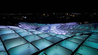 Metropol Şemsiyesi 'nin modern mimarisi, İspanya' nın Sevilla şehrinde geceleyin mor ve mavi ışıklarla parlayan SEVILLE, SPAIN - 25 Mart 2025