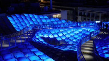 Metropol Şemsiyesi 'nin modern mimarisi, İspanya' nın Sevilla şehrinde geceleyin mor ve mavi ışıklarla parlayan SEVILLE, SPAIN - 25 Mart 2025