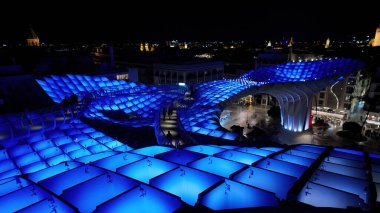 Metropol Şemsiyesi 'nin modern mimarisi, İspanya' nın Sevilla şehrinde geceleyin mor ve mavi ışıklarla parlayan SEVILLE, SPAIN - 25 Mart 2025