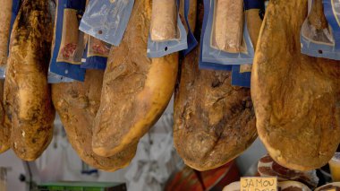 İspanya 'da bir marketin tavanında sallanan jambon bacakları - CADIZ, SPAIN - 27 Mart 2025