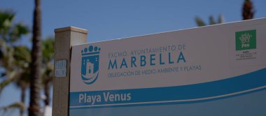 İspanya 'da popüler bir turizm beldesi olan Marbella' daki Playa Venüs 'ü gösteren bir tabelayı kapatın - MARBELLA, İspanya - 30 Mart 2025