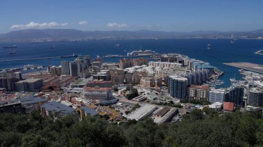 Cebelitarık şehri, limanı ve Akdeniz 'in panoramik manzarası, açık mavi gökyüzü altında - GIBRALTAR, İngiltere - 31 Mart 2025