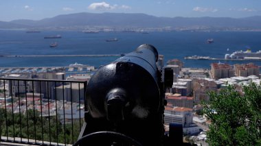 Arka planda Cebelitarık şehri, liman ve Algeciras Körfezi 'ni hedef alan siyah top - GIBRALTAR, İngiltere - 31 Mart 2025