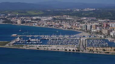 Güneşli yaz gününde La Linea de la Concepcion marina ve Cebelitarık koyunun havadan görünüşü - GIBRALTAR, İngiltere - 31 Mart 2025