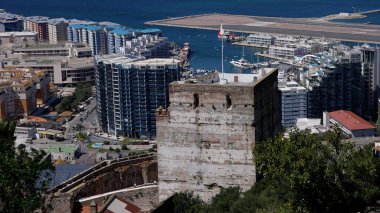 Gibraltar 'daki modern binalara, limana ve havaalanı pistine bakan Fas şatosunun kalıntıları - GIBRALTAR, İngiltere - 31 Mart 2025