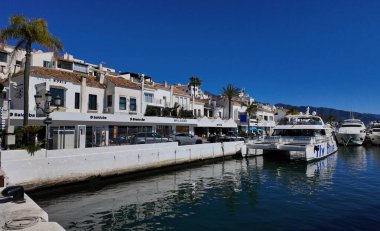Marbella 'nın ünlü marinasındaki yat ve deniz manzaralı binalar - MARBELLA, SPAIN - 30 Mart 2025