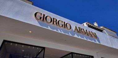 Marbella 'daki Giorgio Armani mağazası açık mavi gökyüzünün altında - MARBELLA, İspanya - 30 Mart 2025