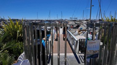 Marbella, İspanya 'da limana giriş yapan turistler yaz güneşli bir günde - MARBELLA, İspanya - 30 Mart 2025