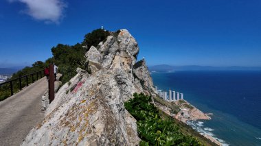 Cebelitarık kayasındaki bir yürüyüş yolundan Akdeniz manzarası nefes kesici, yemyeşil bitki örtüsü ve açık mavi gökyüzü - GIBRALTAR, İngiltere - 31 Mart 2025