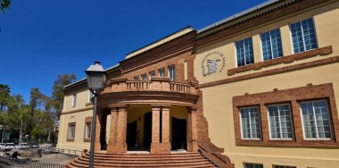 Açık mavi gökyüzü altında Sevilla 'da bir üniversitenin zarif mimarisi - SEVILLE, SPAIN - 25 Mart 2025