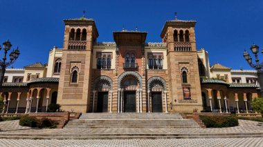 Maria Luisa Park, Seville, İspanya 'da bulunan mudejar pavyonunun alçak açılı görüntüsü, kırsal canlanma mimarisi SEVILLE, SPAIN - 25 Mart 2025