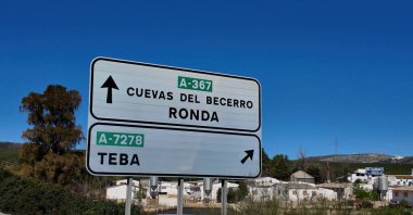 İspanya 'da küçük bir Endülüs köyü yakınlarındaki Ronda, Cuevas del Becerro ve Teba' ya giden yolu gösteren yol işaretleri - RONDA, SPAIN - 28 Mart 2025