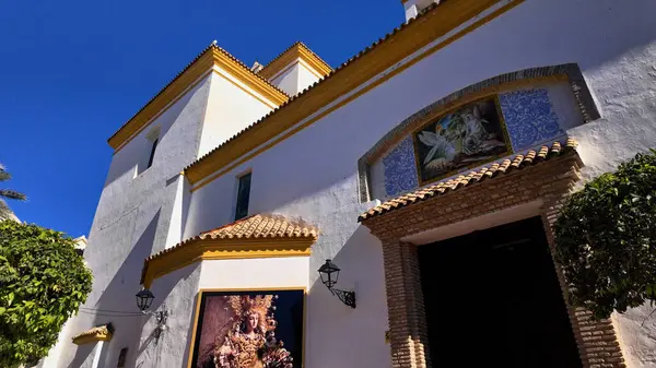 Beyaz cephe Ermita del Santo Cristo de Marbella 'nın, Marbella, İspanya - MARBELLA, SPAIN - 30 Mart 2025