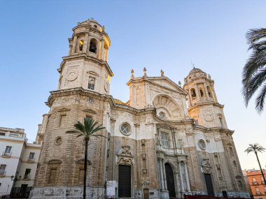 Cadiz Katedrali, gün batımında Plaza de la Katedral 'deki neoklasik cephesini gösteriyor.